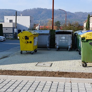 
                                Ve Zborovecké ulici skočily úpravy nových zpevněných ploch pro stání automobilů a pro kontejnery na odpad. FOTO: Michal Záboj
                                    