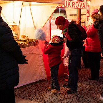 
                                Rozsvícení vánočního stromu na náměstí Republiky. FOTO: Kultura Blansko
                                    