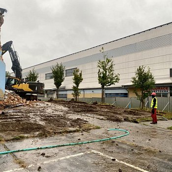 
                                Na sportovním ostrově začala demolice budovy lázní. FOTO: Pavla Komárková
                                    