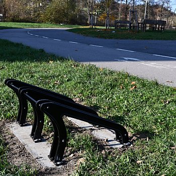 
                                Stezky pro chodce a cyklisty doplnil nový mobiliář. FOTO: Michal Záboj
                                    