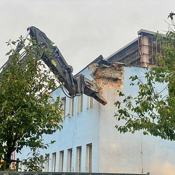 
                                Na sportovním ostrově začala demolice budovy lázní. FOTO: Pavla Komárková
                                    