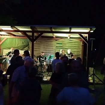 
                                Hospůdka u Kaštánka lákla na hudební večer s kapelou Fríívajvl. FOTO: Martin Klíč
                                    