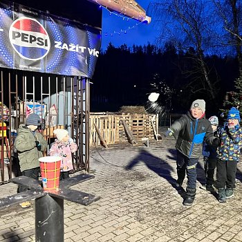 
                                Malí i velcí návštěvníci si užili Sněhovou adventní neděli na Myslivně. FOTO: archiv pořadatelů
                                    