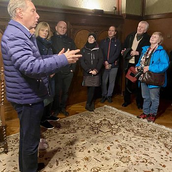 
                                Blanenským zámkem při mimořádných prohlídkách v neděli provázel nejstarší syn starohraběnky Marie Elizabeth, Georg Karl Maria Salm Reifferscheidt-Raitz. FOTO: Pavla Komárková
                                    