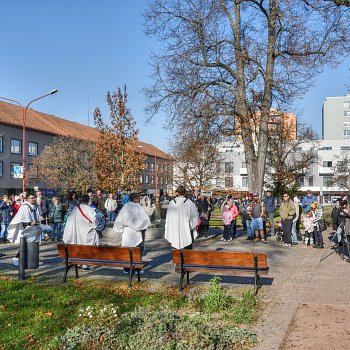 
                                Bubnování před radnicí. FOTO: Michal Záboj
                                    