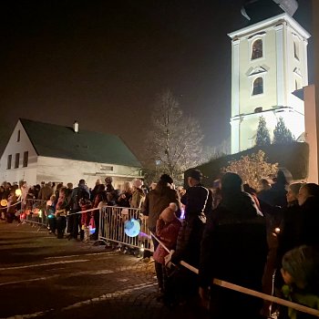 
                                Páteční Pochod světýlek a program na farním dvoře a v kostele sv. Martina. FOTO: Pavla Komárková
                                    