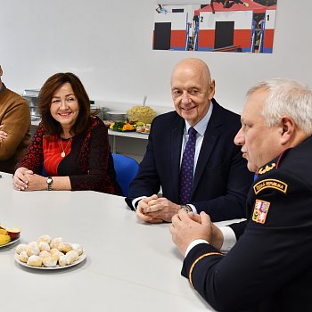 
                                Zleva: místostarosta Ivo Stejskal,  místostarostka Lenka Dražilov, starosta Jiří Crha a ředitel HZS JMK Jiří Pelikán. FOTO: Michal Záboj
                                    