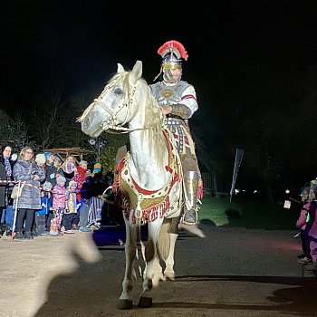 
                                Páteční Pochod světýlek a program na farním dvoře a v kostele sv. Martina. FOTO: Pavla Komárková
                                    