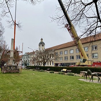 
                                Památník obětem I. světové války, který stojí na náměstí Svobody, se přesunul do restaurátorské dílny. FOTO: Pavla Komárková
                                    