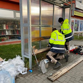 
                                Poškrábané a posprejované zastávky MHD čeká obměna. Technické služby postupně opraví přes tři desítky přístřešků po celém městě. FOTO: Pavla Komárková
                                    