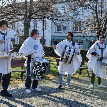 
                                Bubnování před radnicí. FOTO: Michal Záboj
                                    