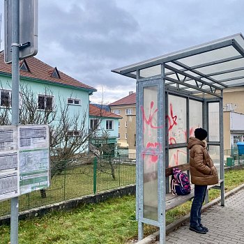 
                                Poškrábané a posprejované zastávky MHD čeká obměna. Technické služby postupně opraví přes tři desítky přístřešků po celém městě. FOTO: Pavla Komárková
                                    