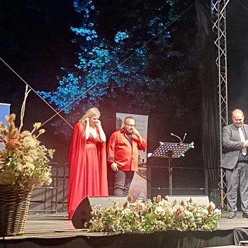 
                                V zámeckém parku vyvrcholil Blansko Opera Stars Festival. Sobotní závěrečný gala koncert nabídl vystoupení většiny účinkujících, kteří se v rámci týdenního ferstivalu návštěvníkům v Blansku představili. Nechyběla například Nikol Turoňová. FOTO: Pavla Komárková FOTO: Pavla Komárková
                                    