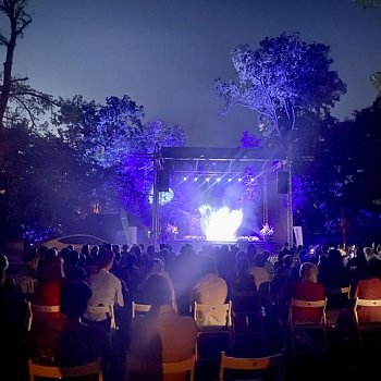 
                                V zámeckém parku vyvrcholil Blansko Opera Stars Festival. Sobotní závěrečný gala koncert nabídl vystoupení většiny účinkujících, kteří se v rámci týdenního ferstivalu návštěvníkům v Blansku představili. FOTO: Pavla Komárková
                                    