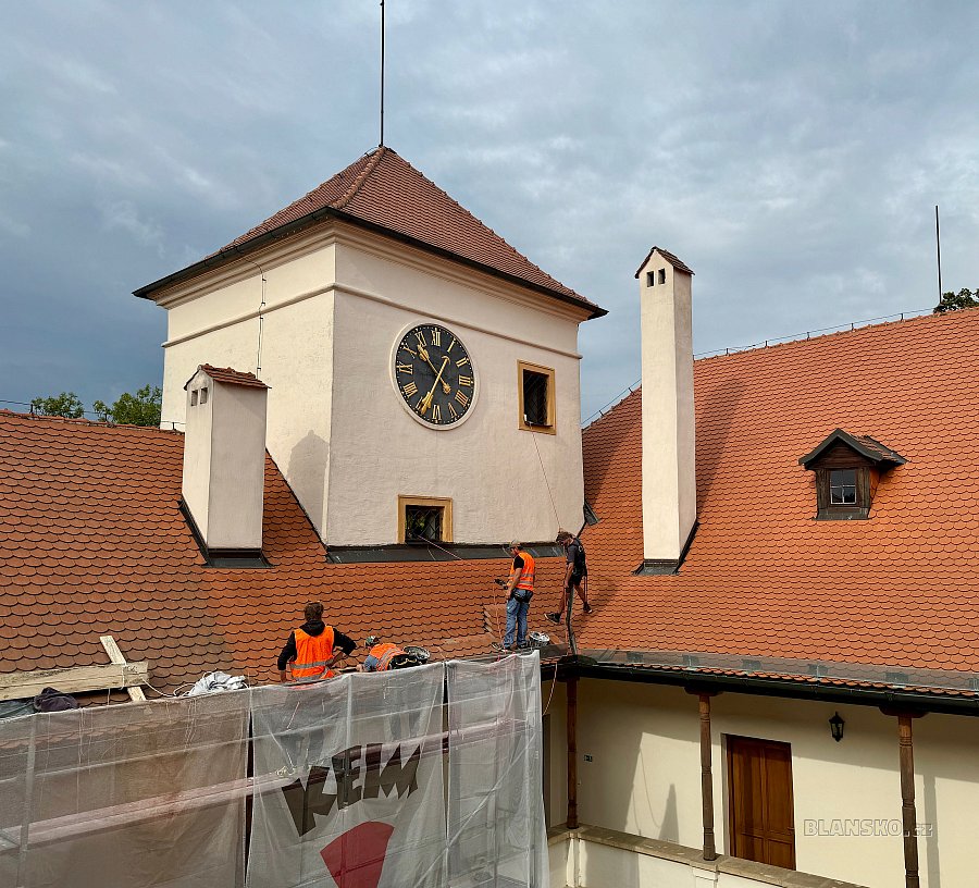 
                                Na zámku započaly opravy střechy. FOTO: Pavlína Komínková
                                    