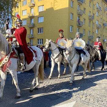 
                                Nedělní historický průvod sv. Martina. FOTO: Pavla Komárková
                                    