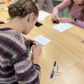 
                                Eva Juračková v knihovně učila, jak vyrobit ex libris. FOTO: archiv pořadatelů
                                    