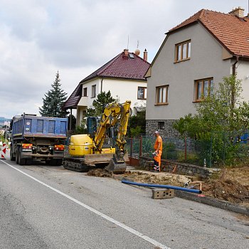 
                                V horní části Sadové ulice začaly práce na přeložce a rozšíření vodovodu. FOTO: Michal Záboj
                                    