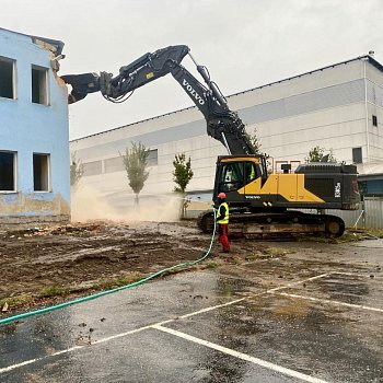 
                                Na sportovním ostrově začala demolice budovy lázní. FOTO: Pavla Komárková
                                    