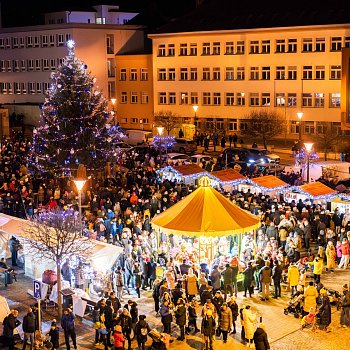 
                                Rozsvícení vánočního stromu na náměstí Republiky. FOTO: Kultura Blansko
                                    