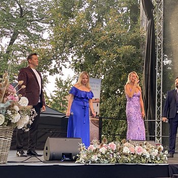 
                                V zámeckém parku vyvrcholil Blansko Opera Stars Festival. Pátek nabídl charitativní koncert pro blanenský Domov Olga, na kterém vystoupila skupina Bohemia Voice. FOTO: Pavla Komárková
                                    