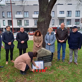 
                                Představitelé města si připomněli události spojené se 17. listopadem. FOTO: Sabina Pavloušková
                                    