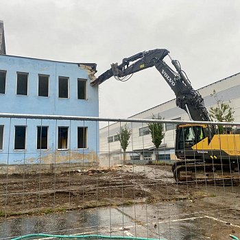 
                                Na sportovním ostrově začala demolice budovy lázní. FOTO: Pavla Komárková
                                    