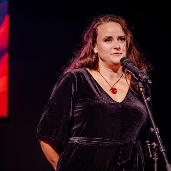 
                                Předsedkyně komise kultury a komunitního života Pavlína Komínková vysvětlila, proč spolu s komisí iniciovala vznik ocenění Blanenská osobnost. Představila také podobu nové ceny z dílny Jaromíra Šimkůje. FOTO: Michaela Buchtová
                                    