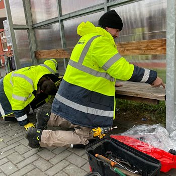 
                                Poškrábané a posprejované zastávky MHD čeká obměna. Technické služby postupně opraví přes tři desítky přístřešků po celém městě. FOTO: Pavla Komárková
                                    