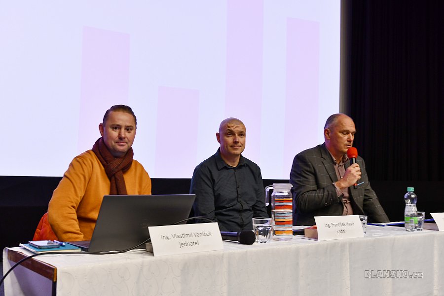 
                                Ceny tepla a hospodaření firmy na setkání představili (zleva) jednatel Teplo Blansko s. r. o. Vlastimil Vaníček, radní František Havíř a radní Jan nečas. FOTO: Michal Záboj
                                    