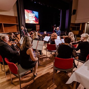 
                                Večer hudebně doprovodil Komorní orchestr města Blanska. FOTO: Michaela Buchtová
                                    