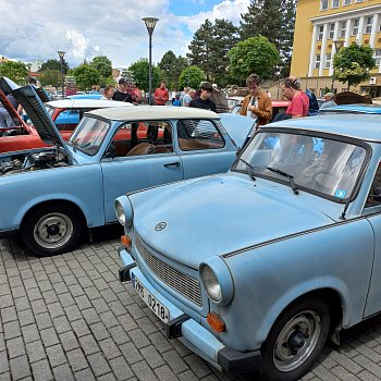 
                                Na náměstí Republiky se konal 16. ročník setkání a výstavy vozidel Trabant. FOTO: Renata Spotzová
                                    