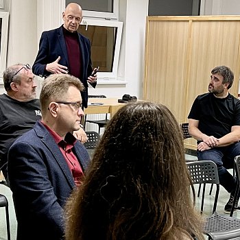 
                                Veřejné představení projektů participativního rozpočtu 2024 se konalo v městské knihovně. Na dotazy odpovídal i garant participativního rozpočtu, starosta Blanska Jiří Crha. FOTO: Pavla Komárková
                                    