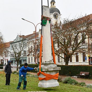 
                                Památník obětem I. světové války, který stojí na náměstí Svobody, se přesunul do restaurátorské dílny. FOTO: Michal Záboj
                                    