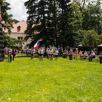 
                                Běžce Mírového běhu v Blansku přišli podpořit lidé do zámeckého parku. FOTO: KSMB
                                    