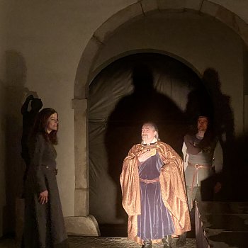 
                                 Divadelní spolek Kašpar zahrál na nádvoří zámku shakespearovskou klasiku Macbeth. FOTO: Pavla Komárková 
                                    
