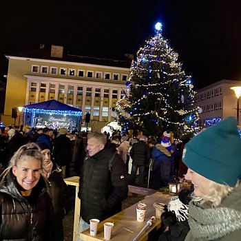 
                                Rozsvícení vánočního stromu na náměstí Republiky. FOTO: Pavla Komárková
                                    