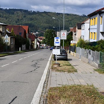 
                                Kvůli stavbě byly dočasně přesunuty autobusové zastávky. FOTO: Michal Záboj
                                    