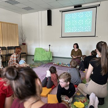 
                                Čtení, zpívání a říkání s prvky waldorfské pedagogiky pro nejmenší děti s lektorkou Zuzanou Hegerovou si přichystala Městská knihovna Blansko. FOTO: Lukáš Dlapa
                                    