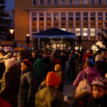 
                                Rozsvícení vánočního stromu na náměstí Republiky. FOTO: Kultura Blansko
                                    