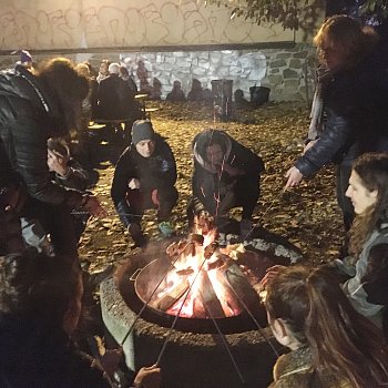 
                                V areálu herny stolního tenisu na Podlesí se v sobotu konala akce Putování za pohádkovými postavami aneb Pojďte s námi za pohádkou. FOTO: Pavla Komárková
                                    