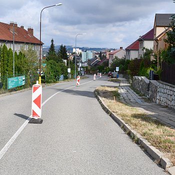 
                                V horní části Sadové ulice začaly práce na přeložce a rozšíření vodovodu. FOTO: Michal Záboj
                                    