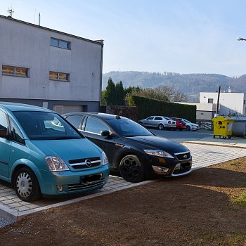 
                                Ve Zborovecké ulici skočily úpravy nových zpevněných ploch pro stání automobilů a pro kontejnery na odpad. FOTO: Michal Záboj
                                    