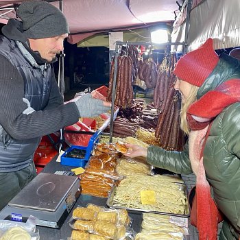 
                                Rozsvícení vánočního stromu na náměstí Republiky. FOTO: Pavla Komárková
                                    