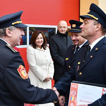 
                                Kulaté výročí si slavnostním nástupem připomněli příslušníci nynějšího Územního odboru Blansko, Hasičského záchranného sboru Jihomoravského kraje, na setkání nechyběli zástupci složek IZS, vedení města a další hosté. FOTO: Michal Záboj
                                    