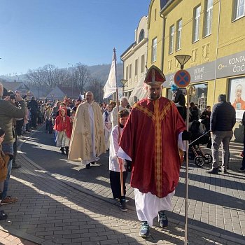 
                                 Nedělní historický průvod sv. Martina, nechyběl ani biskup Jindřich Zdík. FOTO: Pavla Komárková 
                                    