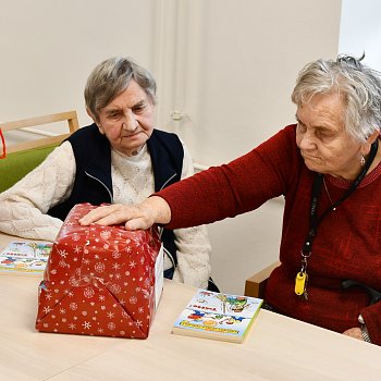 
                                Obyvatelé dvou blanenských domů s pečovatelskou službou v pátek s předstihem dostali vánoční dárky. FOTO: Michal Záboj
                                    