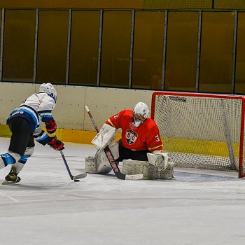 
                                Hokejisté Dynamiters Blansko HK hráli s Uherským Ostrohem 5:6 po samostatných nájezdech. FOTO: Nikola Škvareninová 
                                    