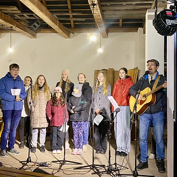 
                                Páteční Pochod světýlek a program na farním dvoře a v kostele sv. Martina. FOTO: Pavla Komárková
                                    