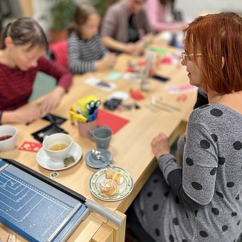 
                                Eva Juračková v knihovně učila, jak vyrobit ex libris. FOTO: archiv pořadatelů
                                    